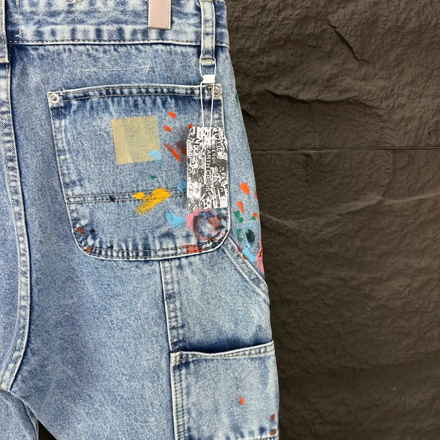 P250 GALLERY DEPT. 2025 new splash-ink graffiti splicing couple style loose washed bootcut jeans 🔥High version🔥High version🔥 Top ceiling quality Styles with different washed textures, very friendly to people with thin legs and thick legs, the bootcut version is very flattering to the leg shape Moderate length that never goes out of style, easy to match with casually, basic styling for various styles, a must-have in the wardrobe! The fabric is stiff but also makes the upper body soft without losing texture. The washing process is even more perfect. It is a must-have item for everyone! ! ! Washed wheat, hang tag, pants label, complete with three labels Color: light blue Size: 28, 30, 32, 34, 36 (five sizes)